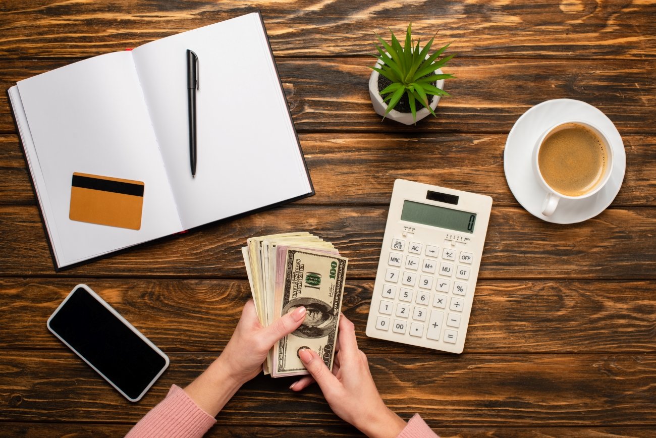 partial-view-of-businesswoman-counting-money-near-2023-11-27-05-25-43-utc